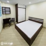 Giường khung thấp trong phòng có tủ quần áo